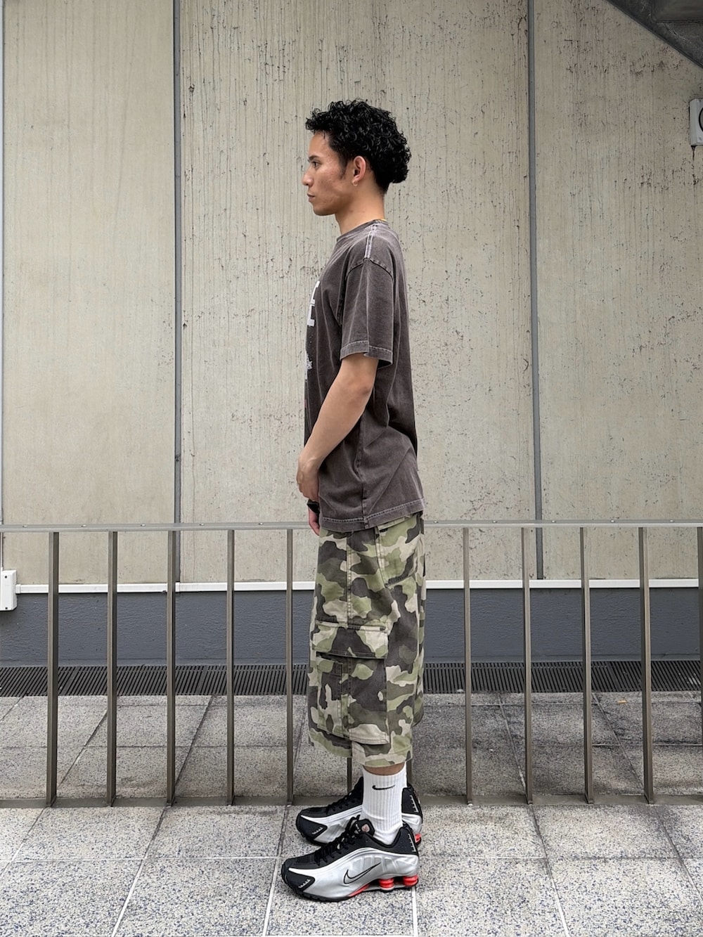 その他のカーゴパンツ、ブラック系のTシャツ/カットソーを着用したメンズの春コーディネートの2枚目の写真