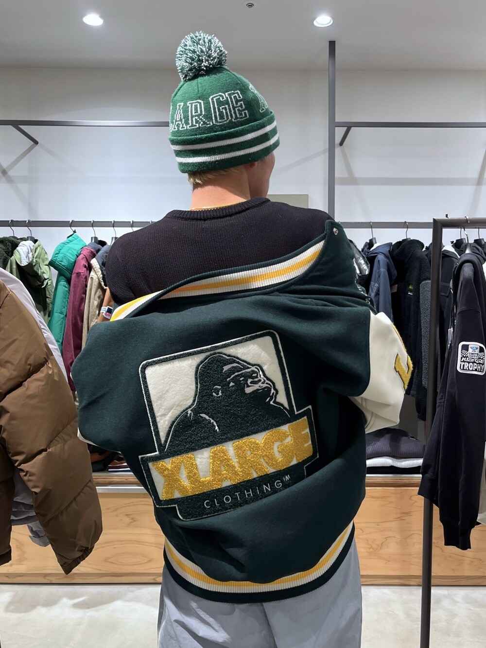 ブラック系のスタジャン、グレー系のその他パンツを着用したメンズの秋コーディネートの8枚目の写真