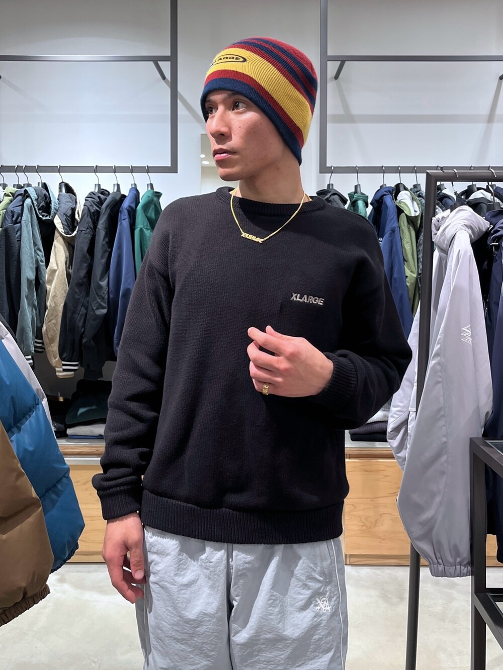 ブラック系のニット/セーター、グレー系のその他パンツ、ブラック系のニットキャップ/ビーニーを着用したメンズの冬コーディネートの6枚目の写真