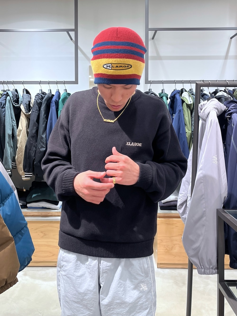 ブラック系のニット/セーター、グレー系のその他パンツ、ブラック系のニットキャップ/ビーニーを着用したメンズの冬コーディネートの7枚目の写真