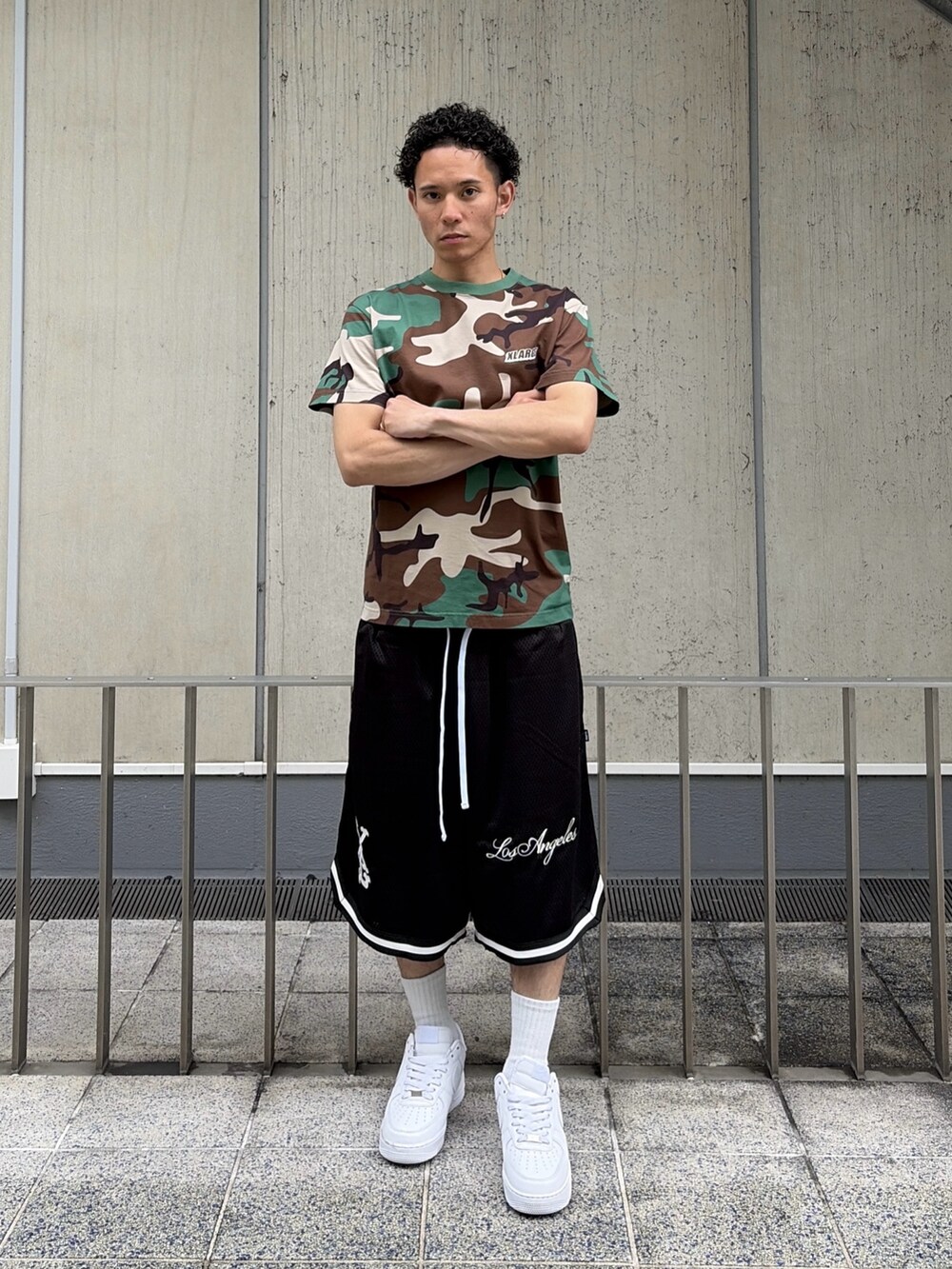 その他のTシャツ/カットソー、ブラック系のその他パンツを着用したメンズの夏コーディネートの2枚目の写真