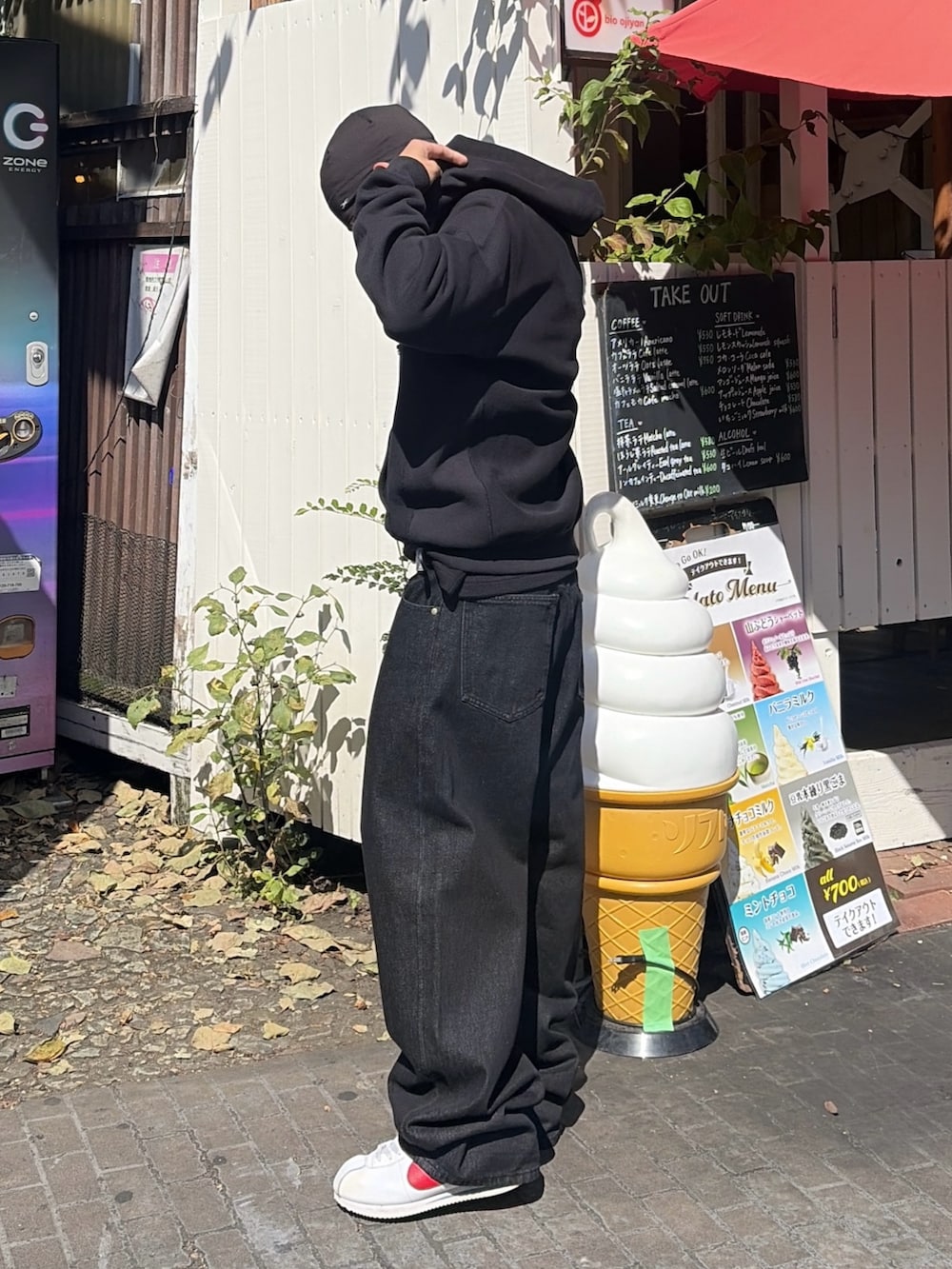 グレー系のパーカー、ホワイト系のTシャツ/カットソー、ブルー系のデニムパンツを着用したメンズの秋コーディネートの3枚目の写真