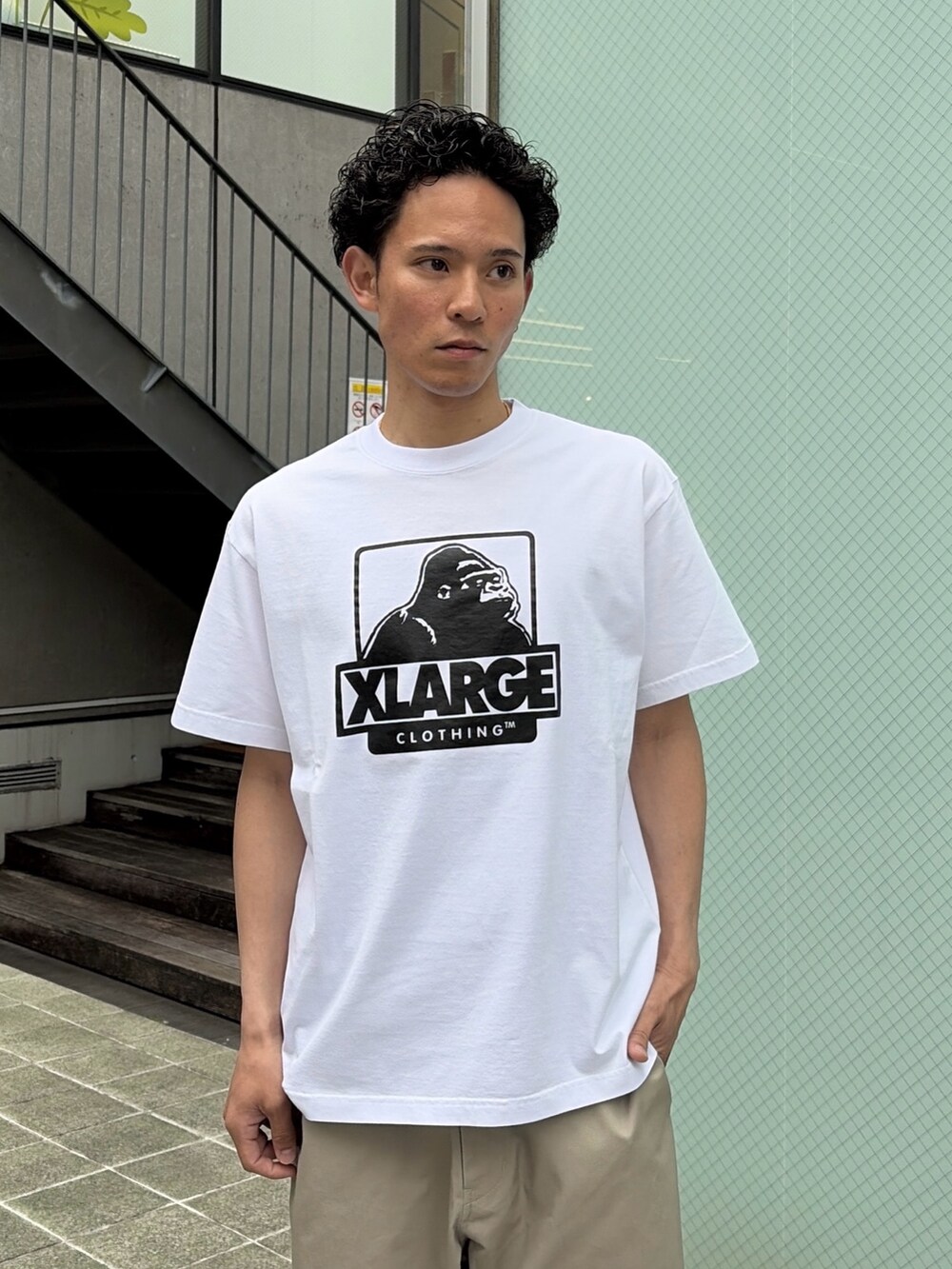 グリーン系のその他パンツ、ホワイト系のTシャツ/カットソーを着用したメンズの春コーディネートの6枚目の写真
