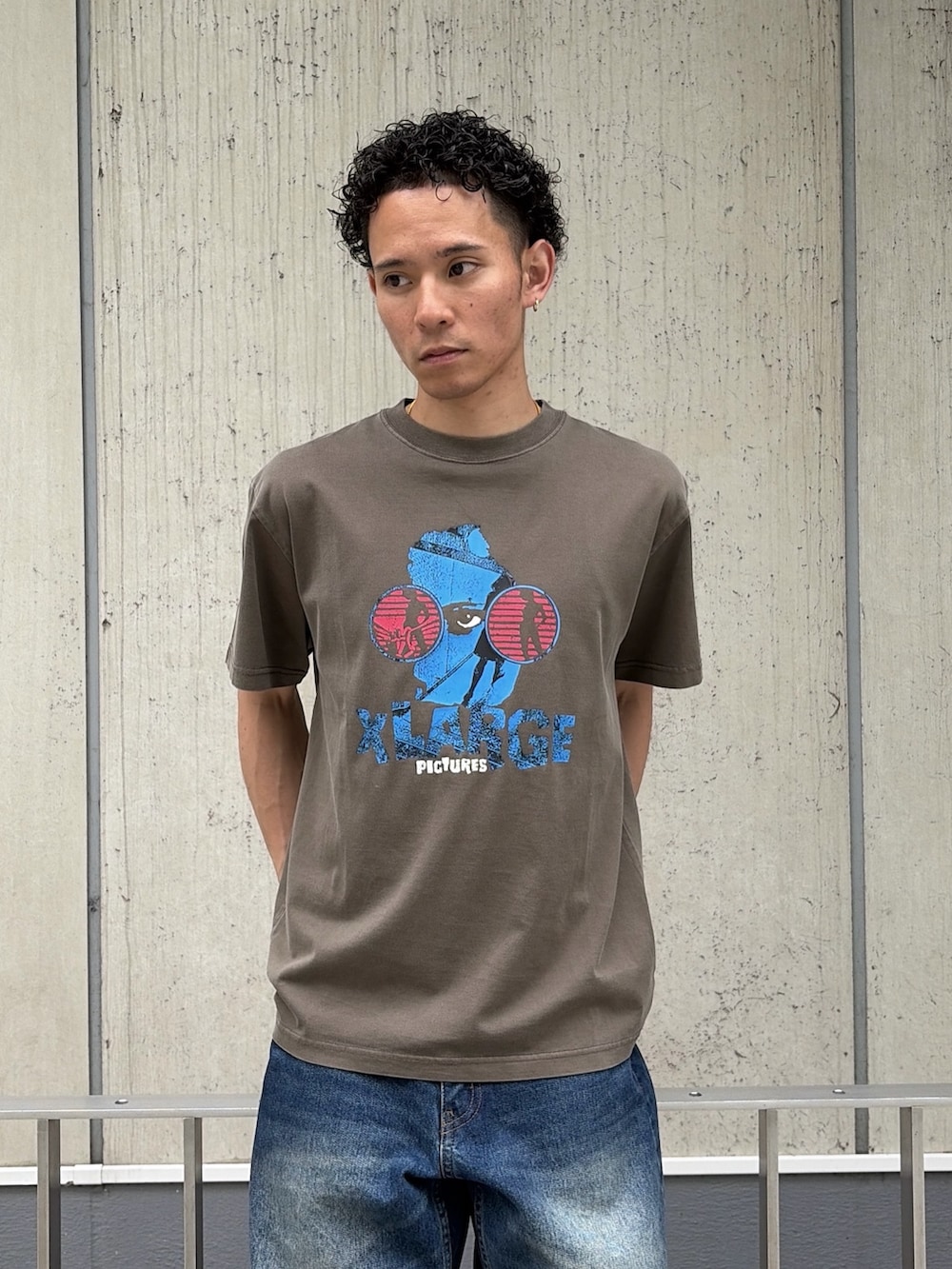 ブラウン系のTシャツ/カットソー、ブルー系のデニムパンツを着用したメンズの夏コーディネートの5枚目の写真