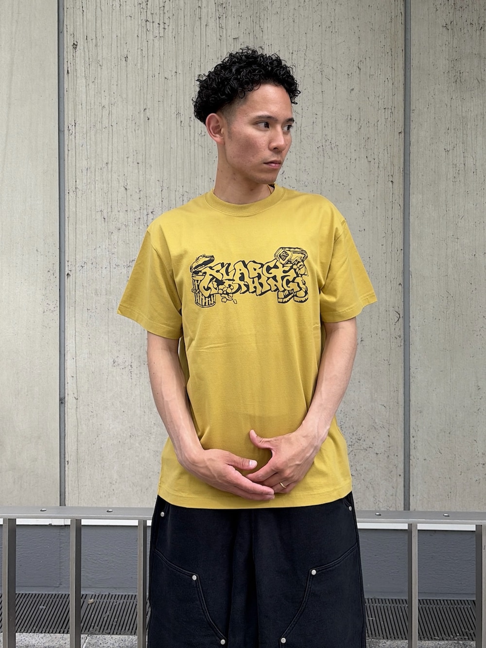 グレー系のスウェットパンツ、イエロー系のTシャツ/カットソーを着用したメンズの夏コーディネートの5枚目の写真