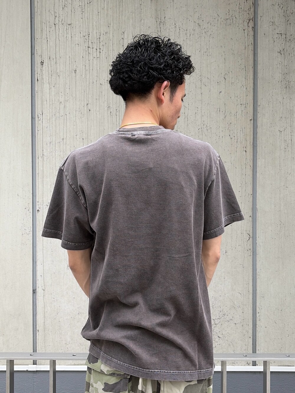 その他のカーゴパンツ、ブラック系のTシャツ/カットソーを着用したメンズの春コーディネートの6枚目の写真