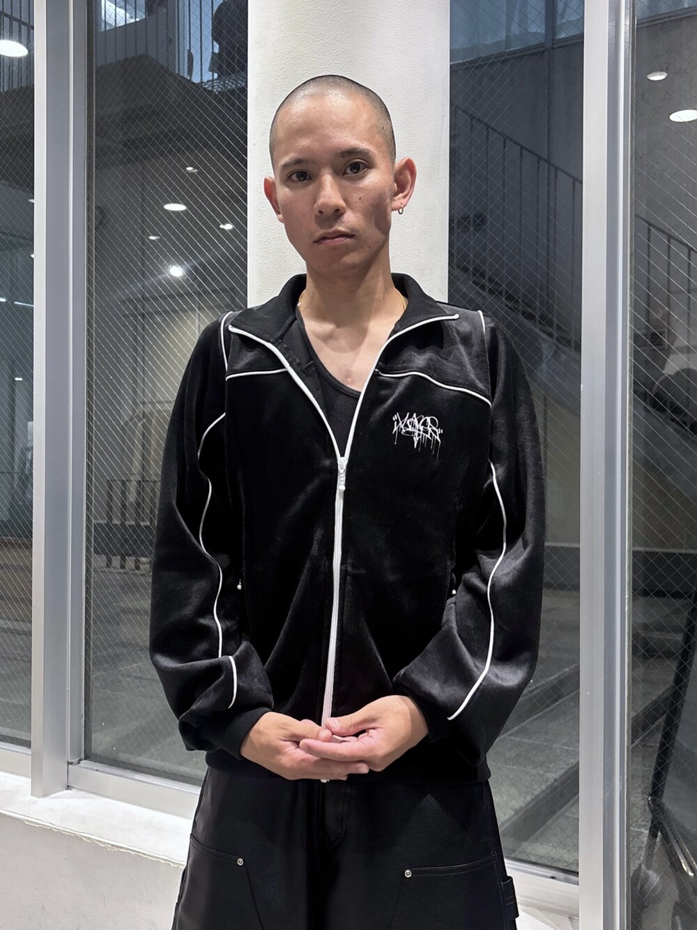 ブラック系のブルゾンを着用したメンズの秋コーディネートの5枚目の写真