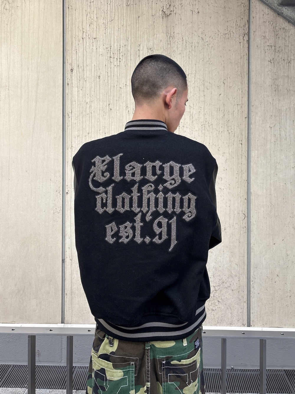 ブラック系のスタジャン、その他のカーゴパンツを着用したメンズの冬コーディネートの6枚目の写真