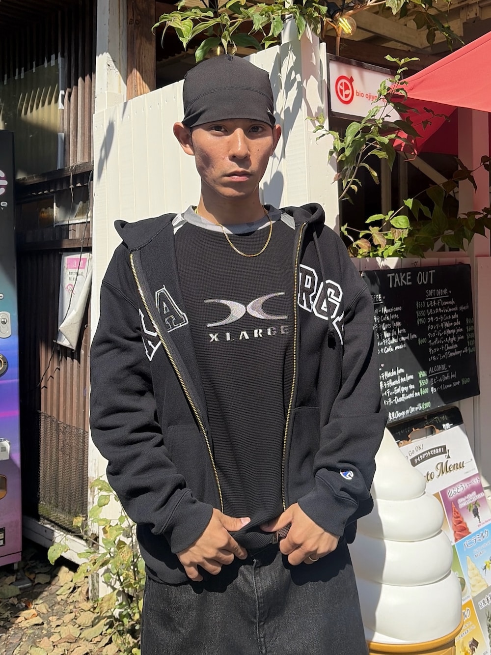 グレー系のパーカー、ホワイト系のTシャツ/カットソー、ブルー系のデニムパンツを着用したメンズの秋コーディネートの8枚目の写真