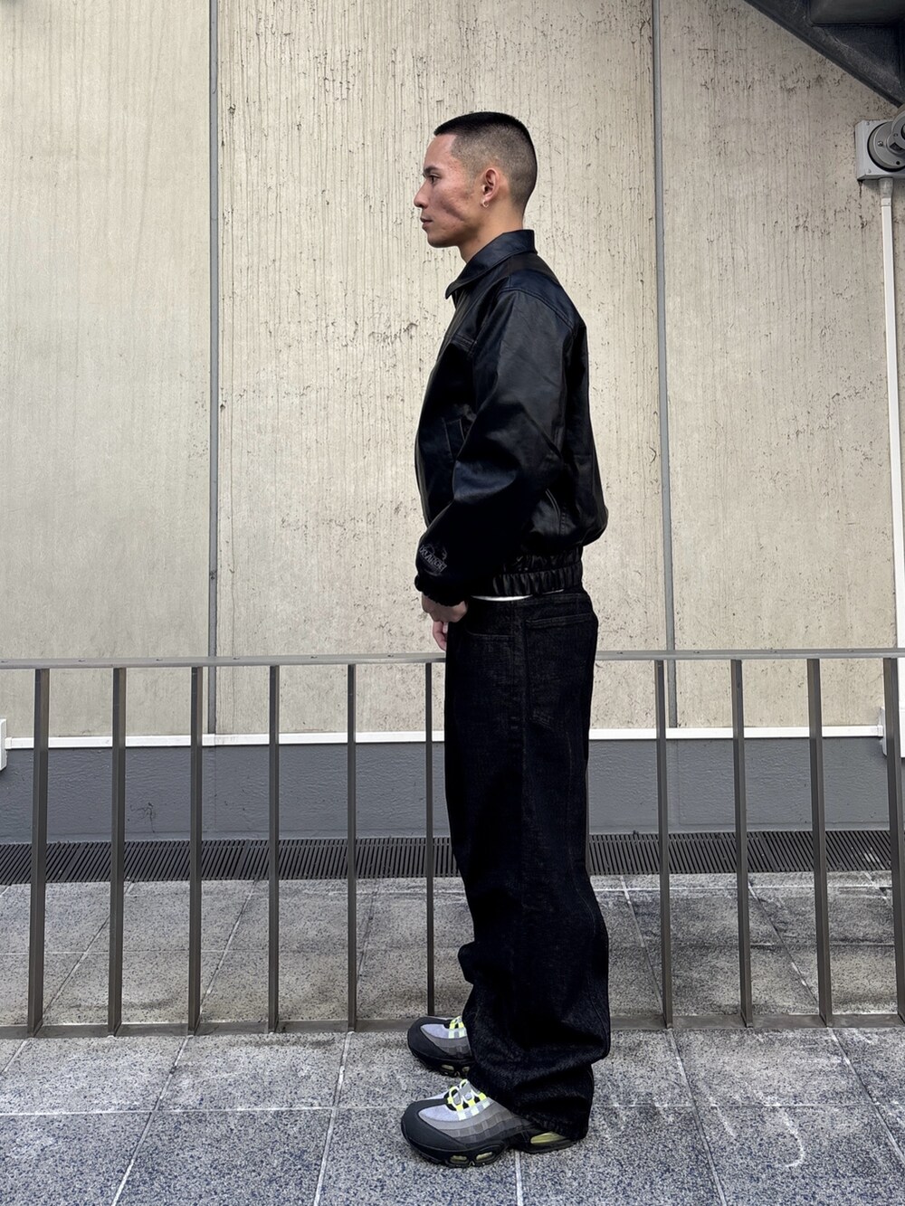 ブラック系のその他アウター、ブラック系のデニムパンツを着用したメンズの冬コーディネートの2枚目の写真