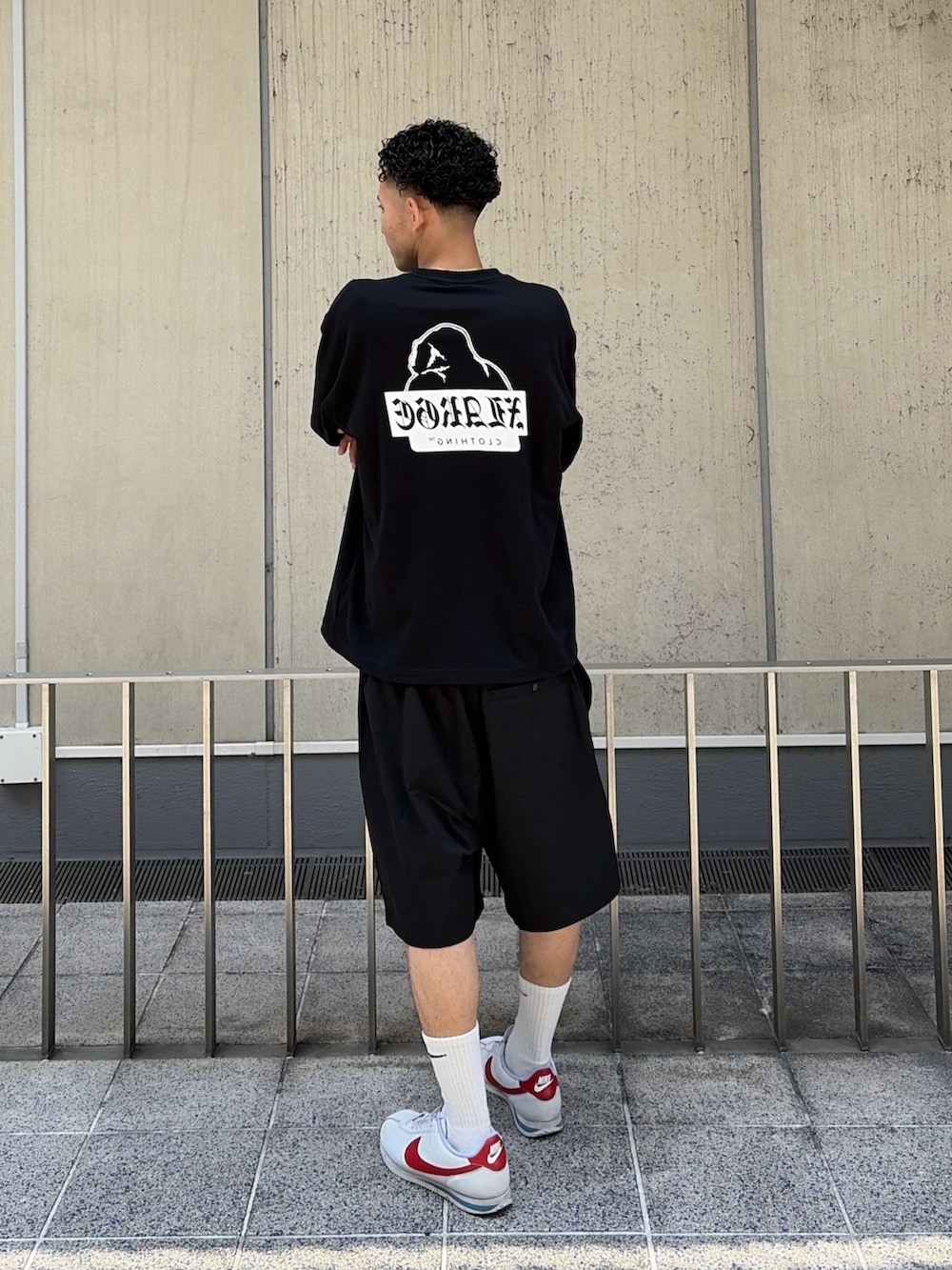 ブラック系のTシャツ/カットソー、ブラック系のその他パンツ、ホワイト系のTシャツ/カットソーを着用したメンズの夏コーディネートの4枚目の写真
