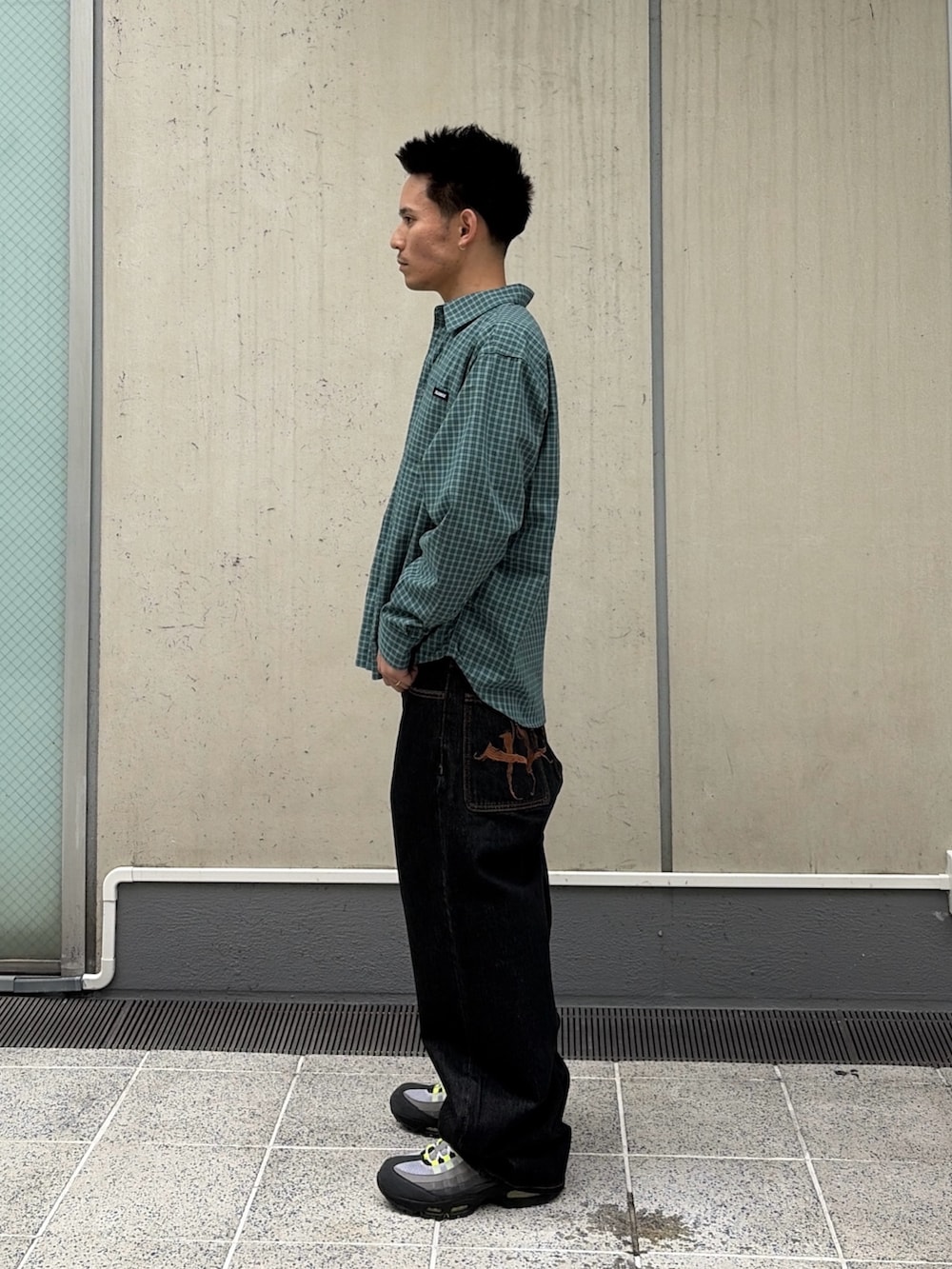 グリーン系のシャツ/ブラウス、ブラック系のデニムパンツを着用したメンズの春コーディネートの2枚目の写真