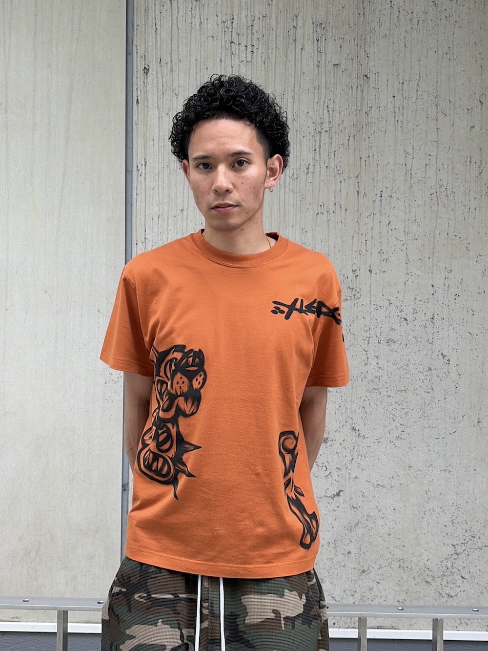 オレンジ系のTシャツ/カットソー、その他のその他パンツを着用したメンズの夏コーディネートの6枚目の写真