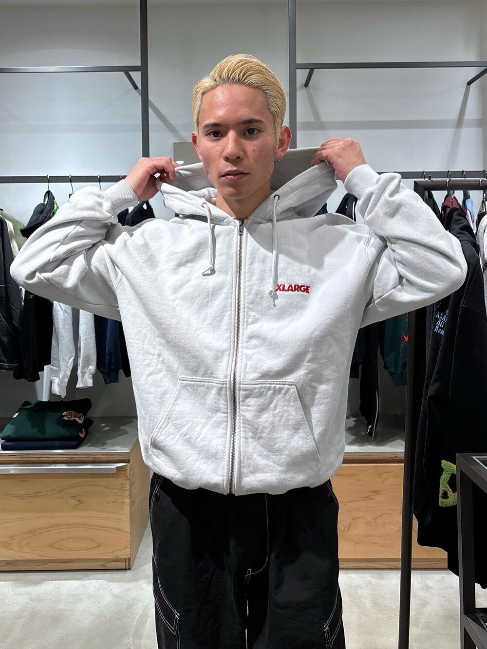 ブラック系のカーゴパンツ、ブラック系のブルゾン、グレー系のパーカーを着用したメンズの冬コーディネートの9枚目の写真