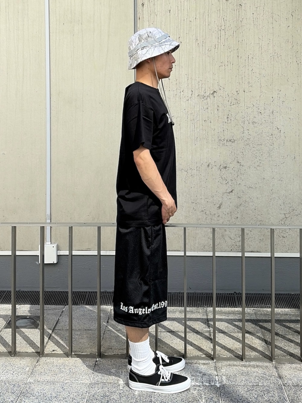 ピンク系のTシャツ/カットソー、ブラック系のその他パンツを着用したメンズの夏コーディネートの3枚目の写真