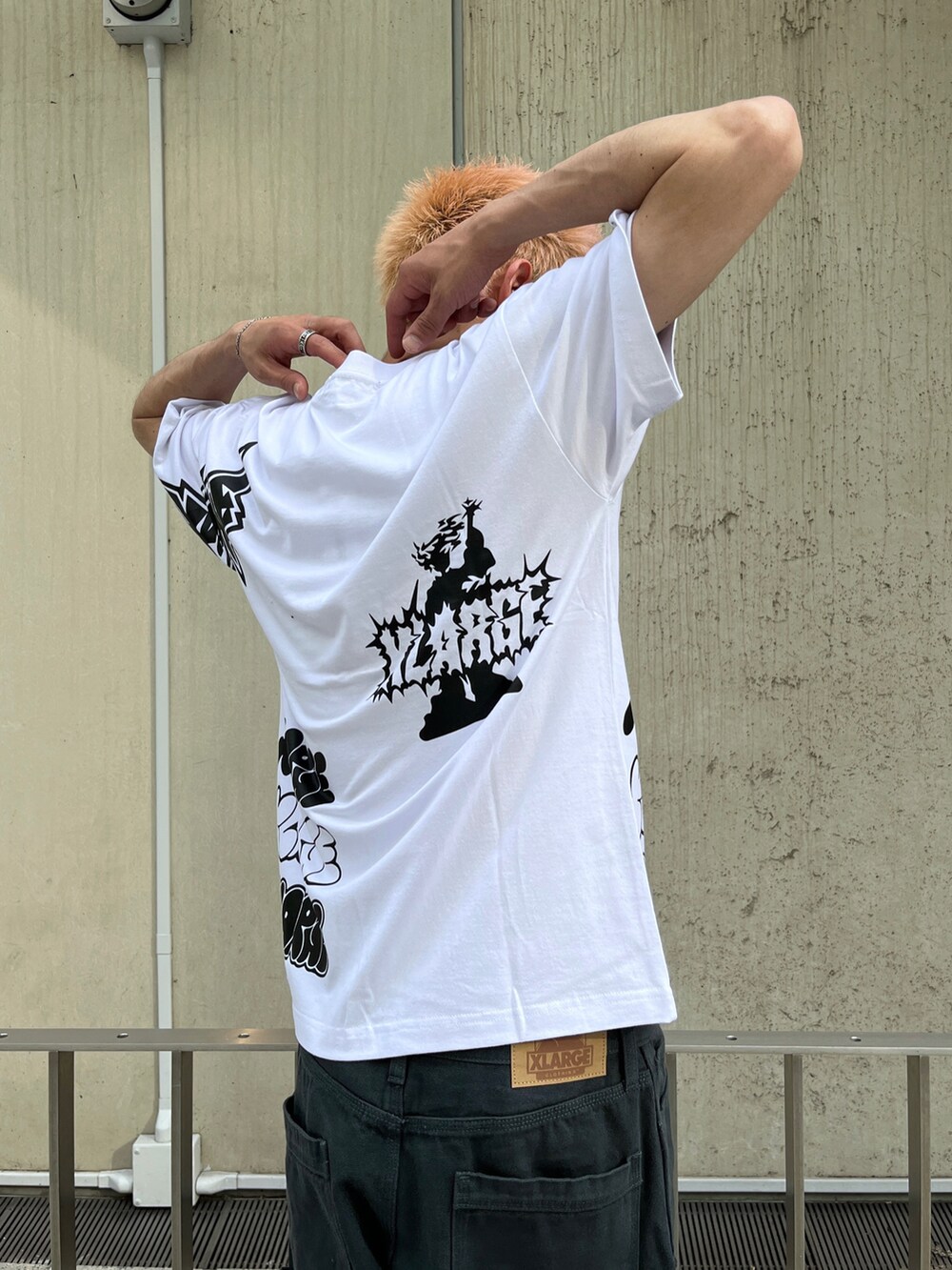 ホワイト系のTシャツ/カットソー、ブラック系のその他パンツ、ブラック系のタンクトップを着用したメンズの夏コーディネートの5枚目の写真