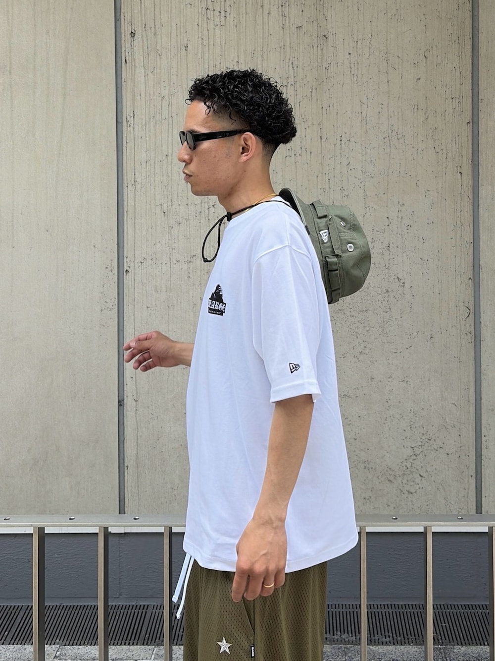 ブラック系のTシャツ/カットソー、ブラック系のその他パンツ、ブラック系のハットを着用したメンズの夏コーディネートの5枚目の写真