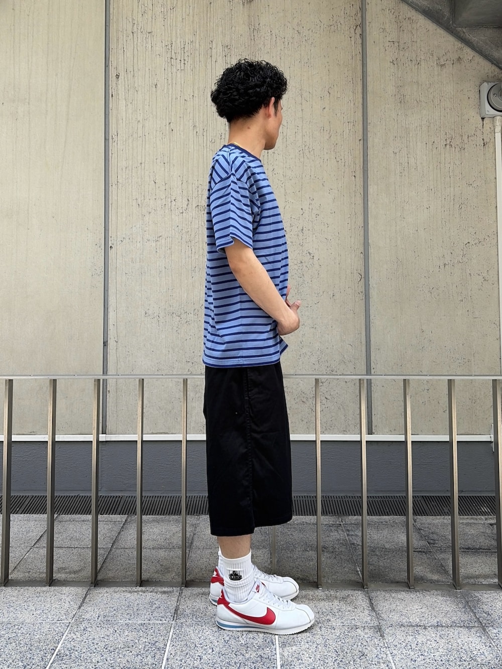 ブルー系のTシャツ/カットソー、ブラック系のその他パンツを着用したメンズの春コーディネートの3枚目の写真