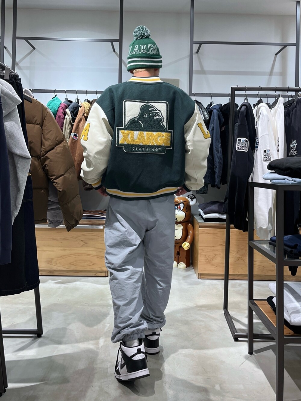 ブラック系のスタジャン、グレー系のその他パンツを着用したメンズの秋コーディネートの4枚目の写真