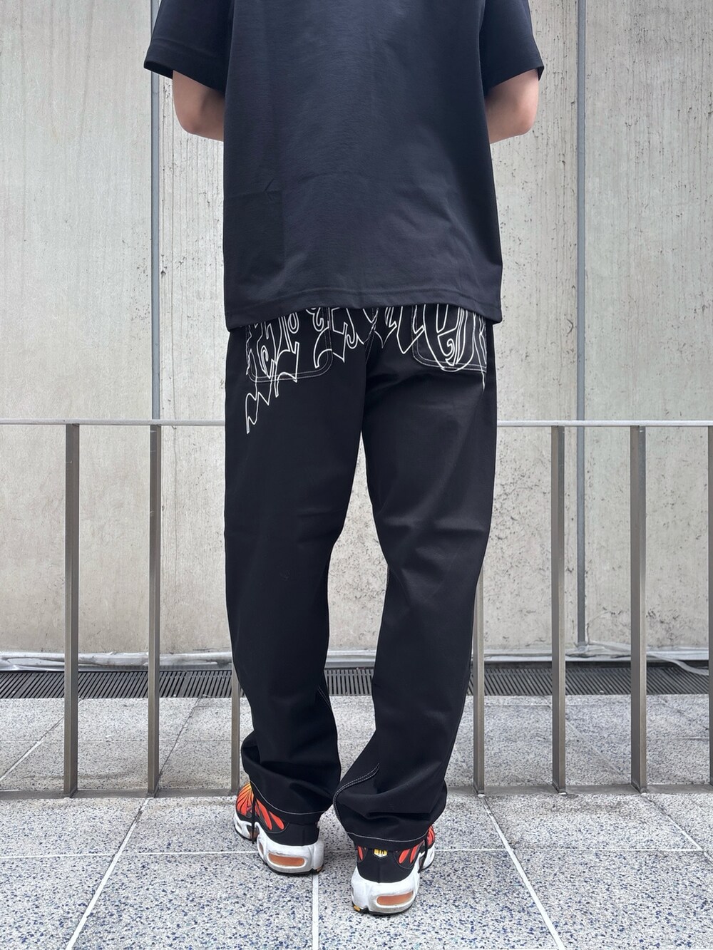 その他のTシャツ/カットソー、ブラック系のその他パンツを着用したメンズの春コーディネートの8枚目の写真