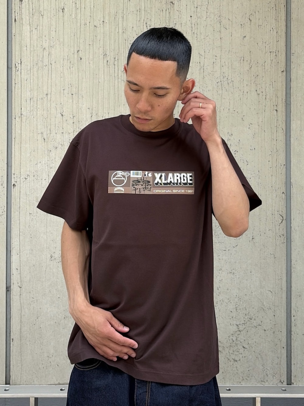 ブラウン系のTシャツ/カットソー、ブラック系のデニムパンツを着用したメンズの夏コーディネートの7枚目の写真