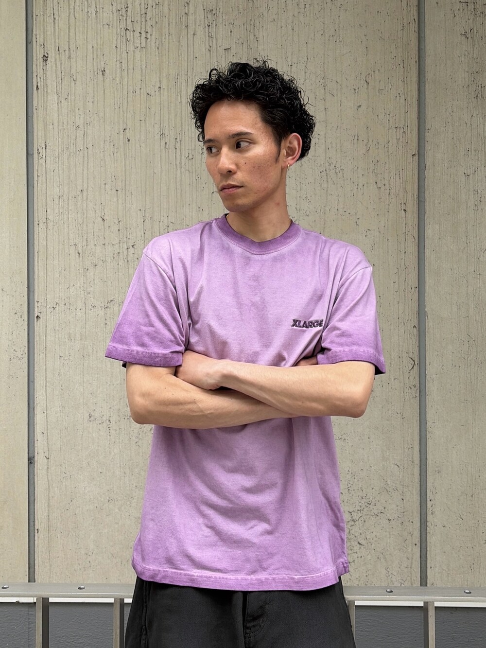 パープル系のTシャツ/カットソー、ブラック系のその他パンツを着用したメンズの春コーディネートの6枚目の写真