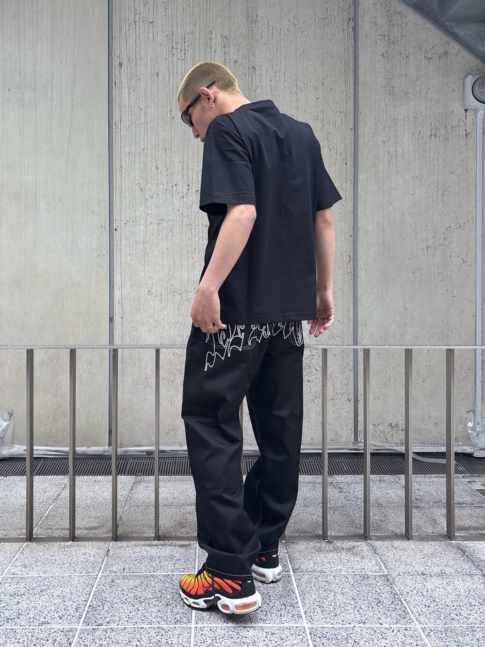 その他のTシャツ/カットソー、ブラック系のその他パンツを着用したメンズの春コーディネートの3枚目の写真