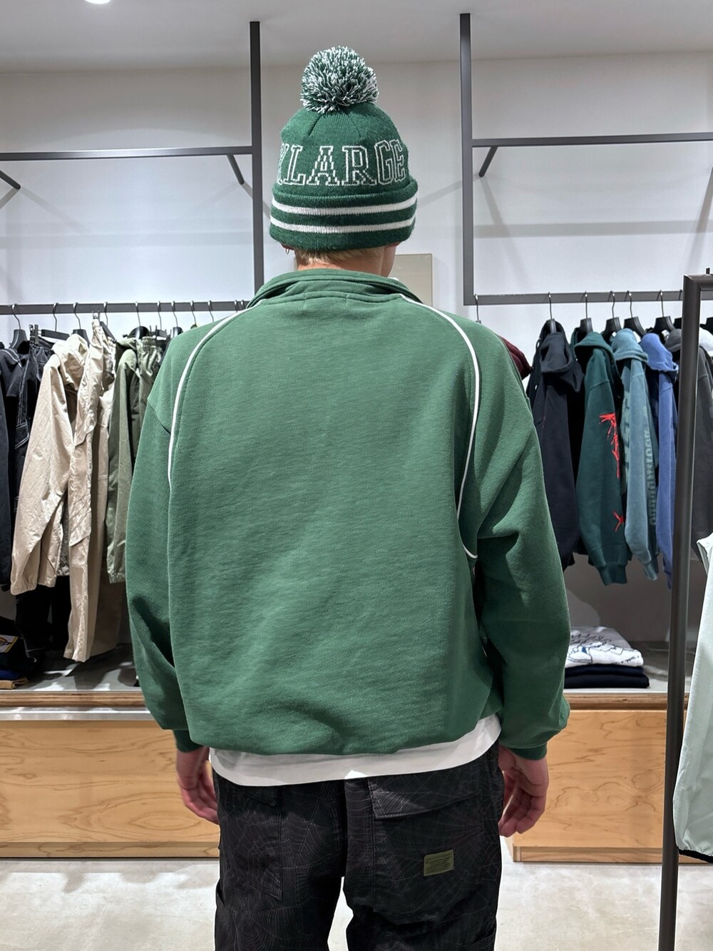 グリーン系のスウェット、ブラック系のその他パンツを着用したメンズの春コーディネートの6枚目の写真