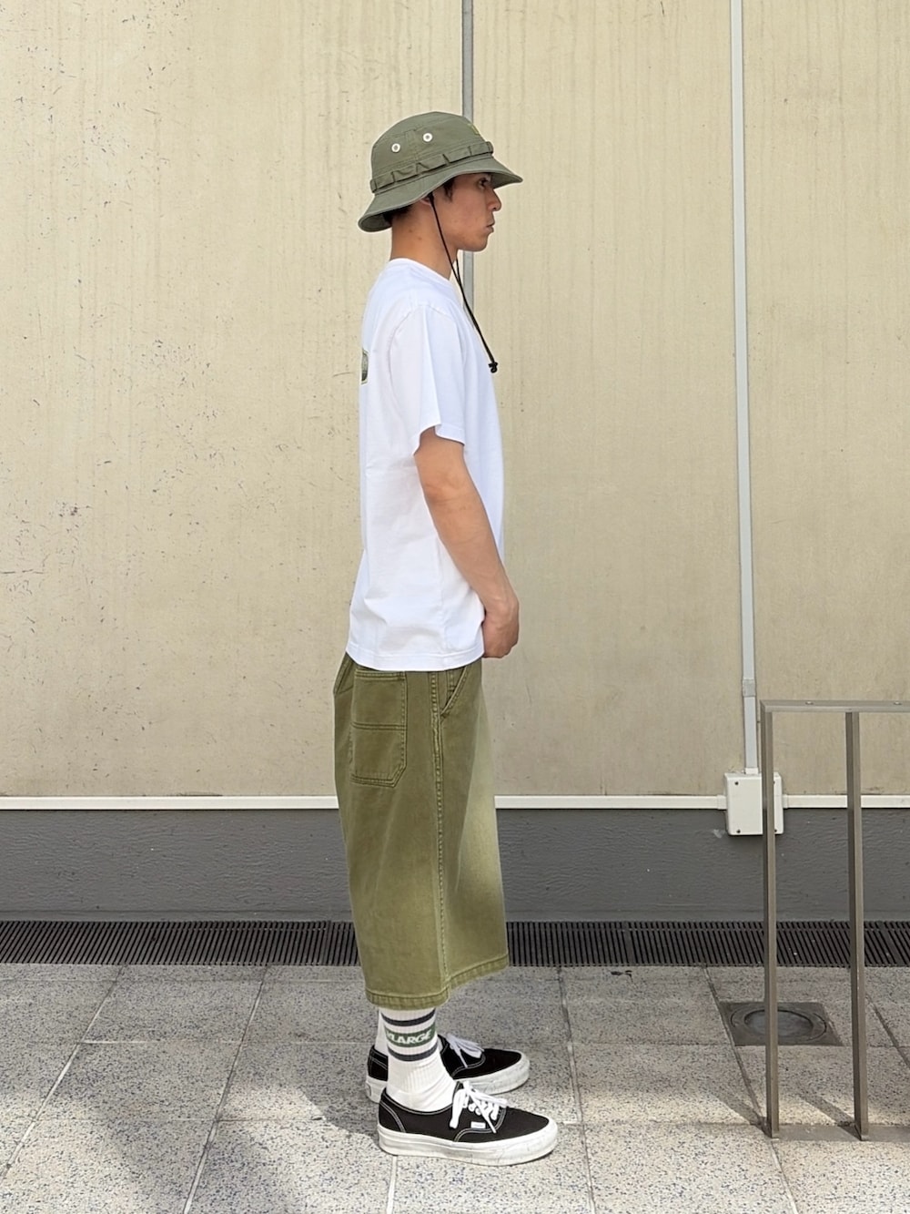 その他のその他パンツ、ホワイト系のTシャツ/カットソー、ブラック系のハットを着用したメンズの春コーディネートの3枚目の写真