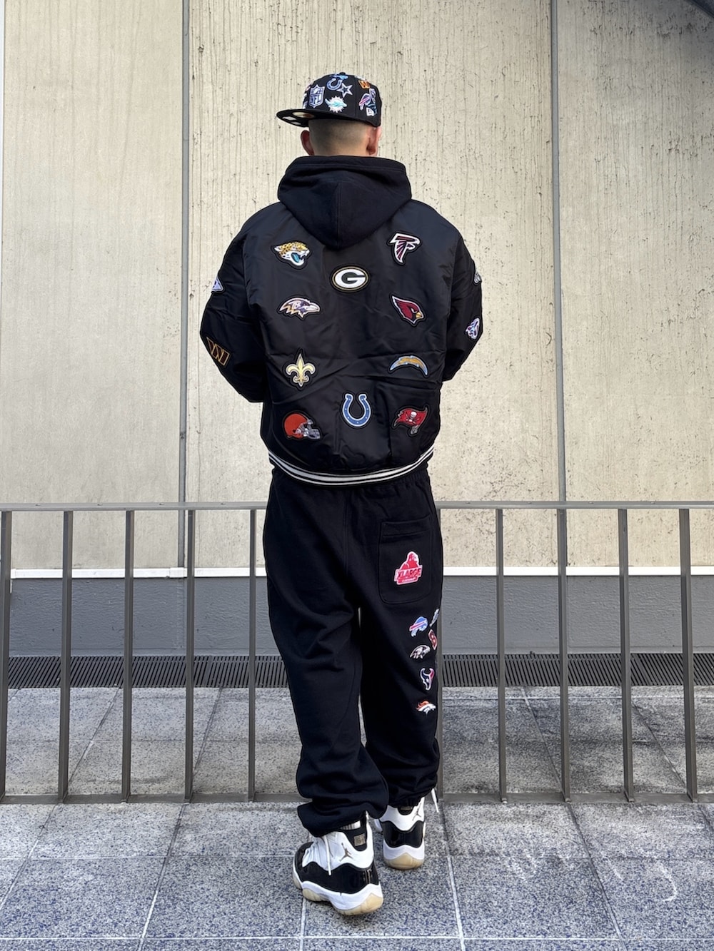 ブラック系のブルゾン、ブラック系のパーカー、ブラック系のスウェットパンツを着用したメンズの冬コーディネートの4枚目の写真