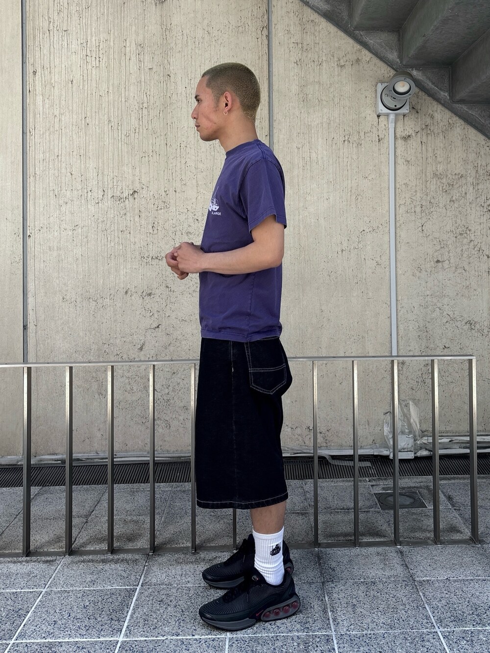 パープル系のTシャツ/カットソー、ブラック系のその他パンツを着用したメンズの春コーディネートの2枚目の写真