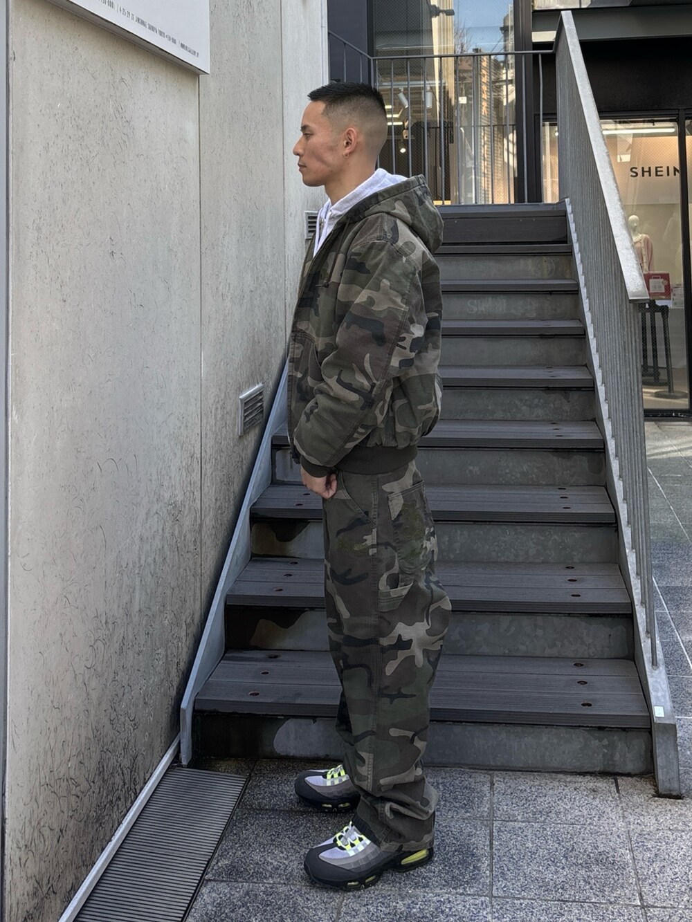 その他のブルゾン、その他のその他パンツ、グレー系のパーカーを着用したメンズの冬コーディネートの2枚目の写真