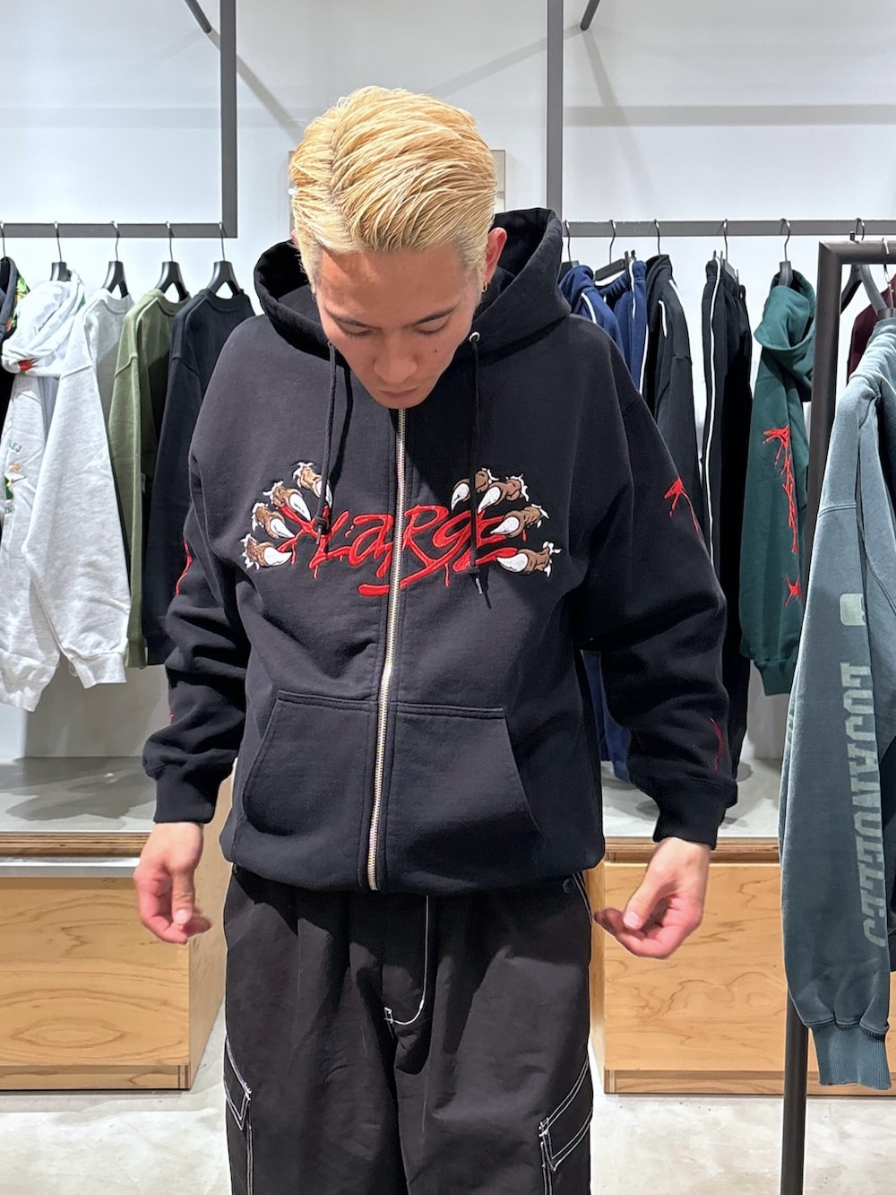 ブラック系のカーゴパンツ、ブラック系のブルゾン、ブラック系のパーカーを着用したメンズの冬コーディネートの9枚目の写真