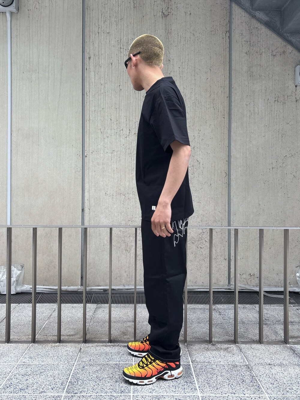 その他のTシャツ/カットソー、ブラック系のその他パンツを着用したメンズの春コーディネートの2枚目の写真