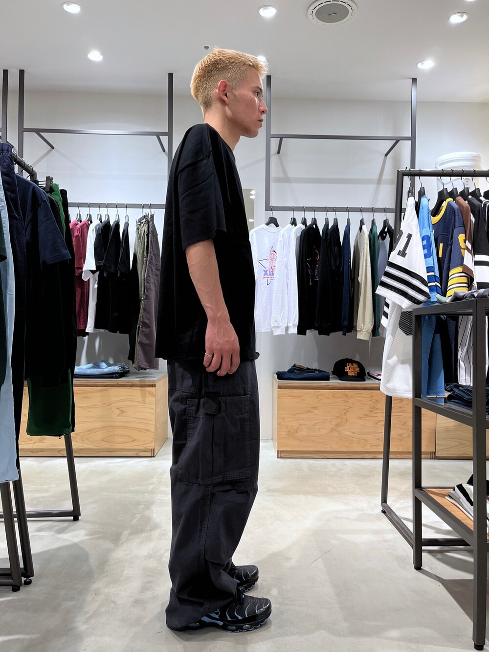 ブラック系のその他パンツ、ブラック系のTシャツ/カットソーを着用したメンズの夏コーディネートの4枚目の写真