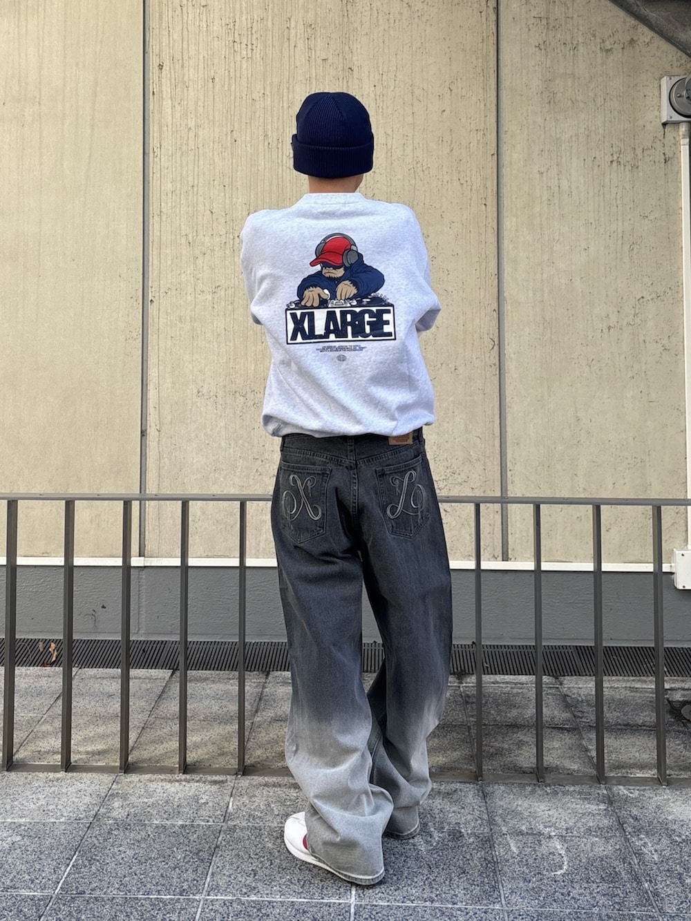 グレー系のスウェット、ブルー系のデニムパンツ、ブルー系のニットキャップ/ビーニーを着用したメンズの冬コーディネートの4枚目の写真