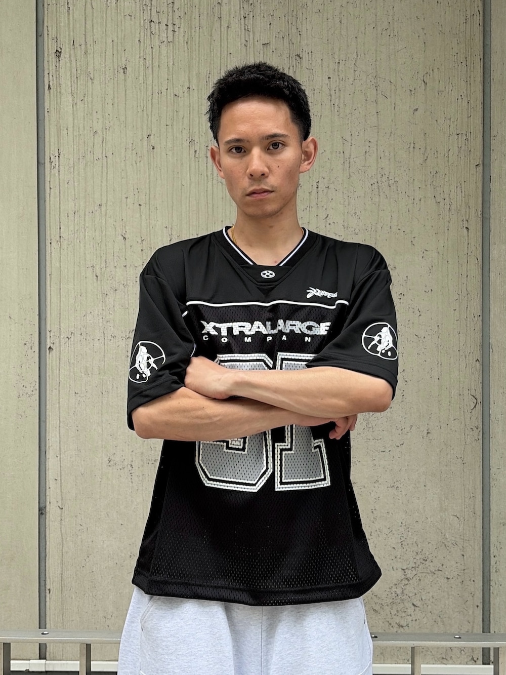 ホワイト系のTシャツ/カットソー、グレー系のスウェットパンツを着用したメンズの夏コーディネートの6枚目の写真