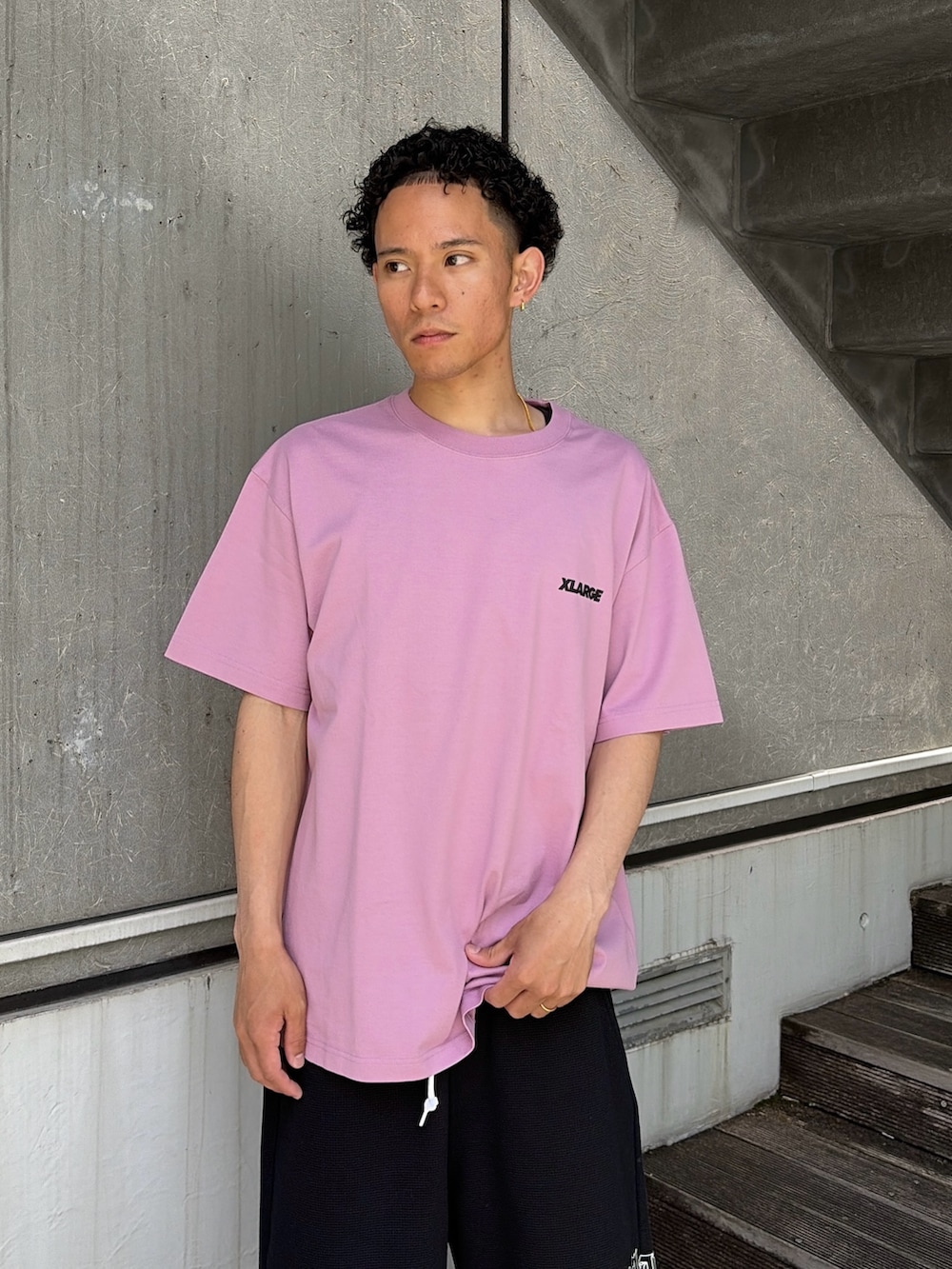ピンク系のTシャツ/カットソー、その他のその他パンツを着用したメンズの夏コーディネートの6枚目の写真