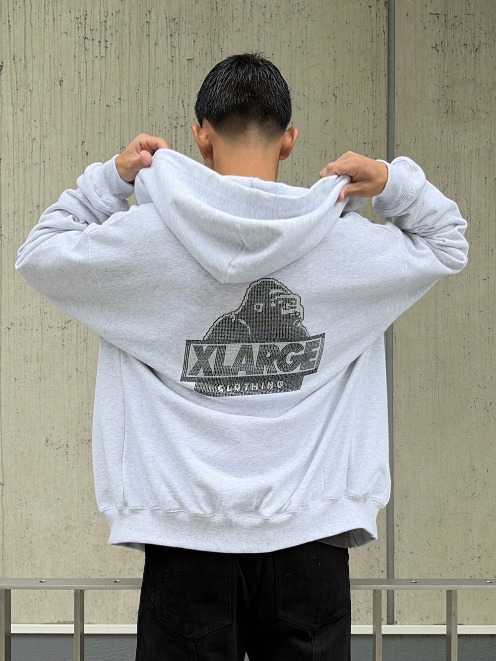 ブラック系のその他パンツ、グレー系のTシャツ/カットソーを着用したメンズの夏コーディネートの8枚目の写真