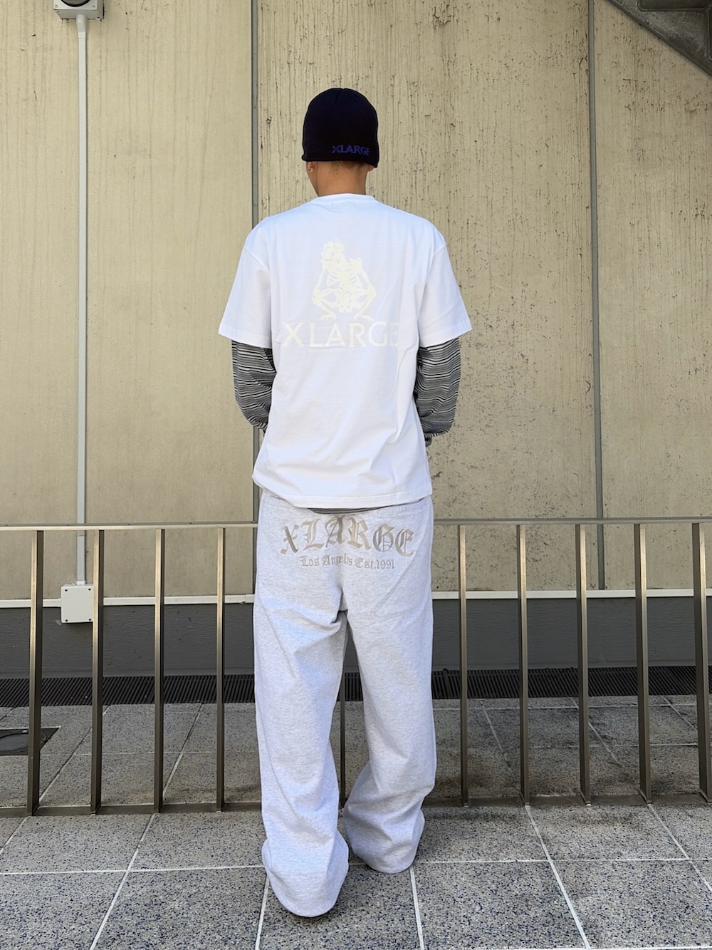 ホワイト系のTシャツ/カットソー、ブルー系のTシャツ/カットソー、グレー系のスウェットパンツを着用したメンズの春コーディネートの4枚目の写真