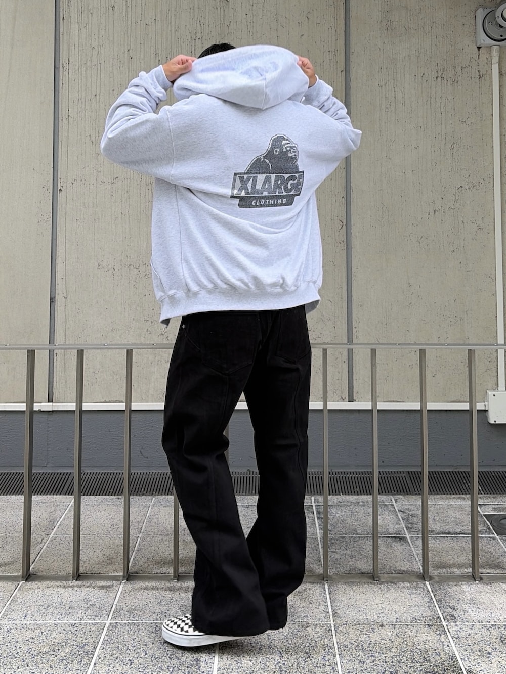 ブラック系のその他パンツ、グレー系のTシャツ/カットソーを着用したメンズの夏コーディネートの4枚目の写真