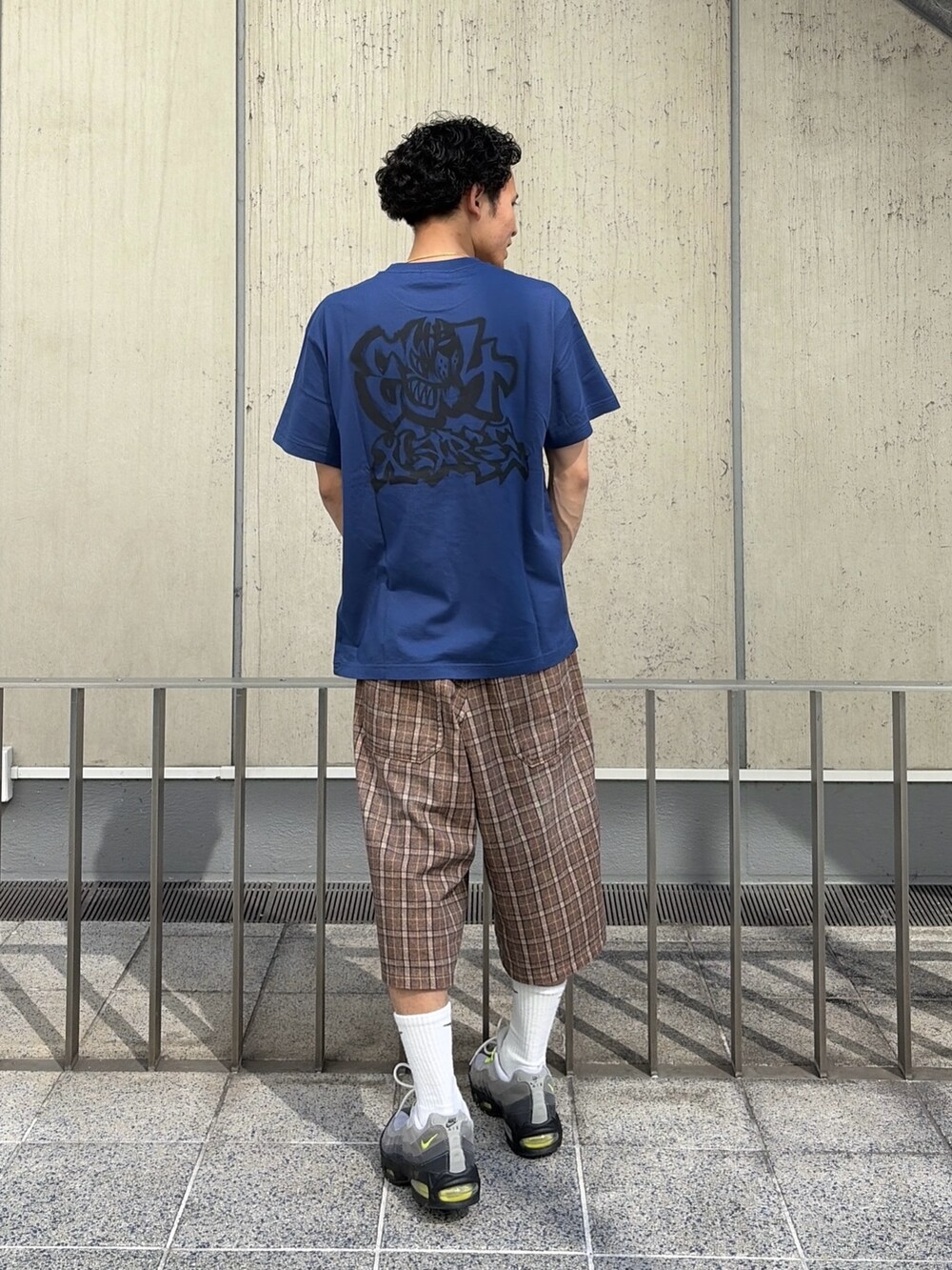 その他のその他パンツ、ブルー系のTシャツ/カットソーを着用したメンズの春コーディネートの5枚目の写真