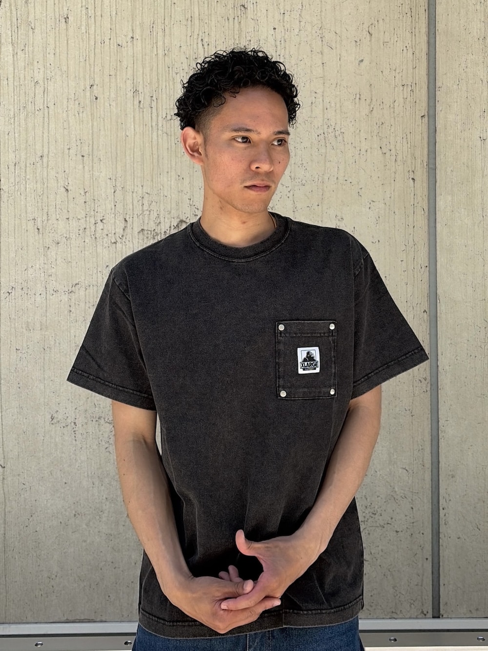 ブラック系のTシャツ/カットソー、ブルー系のデニムパンツを着用したメンズの夏コーディネートの5枚目の写真