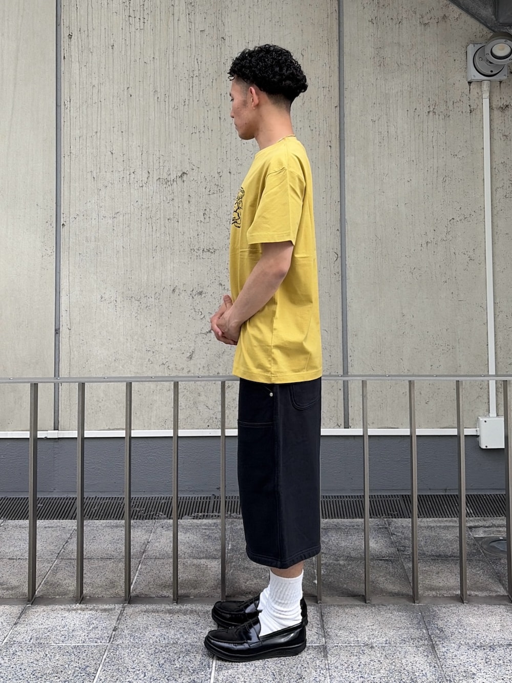 グレー系のスウェットパンツ、イエロー系のTシャツ/カットソーを着用したメンズの夏コーディネートの2枚目の写真
