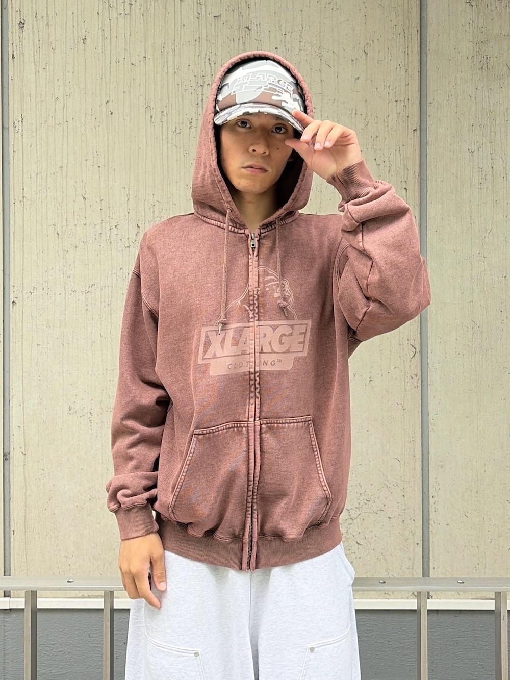 ブラック系のパーカー、グレー系のスウェットパンツ、その他のキャップを着用したメンズの夏コーディネートの6枚目の写真