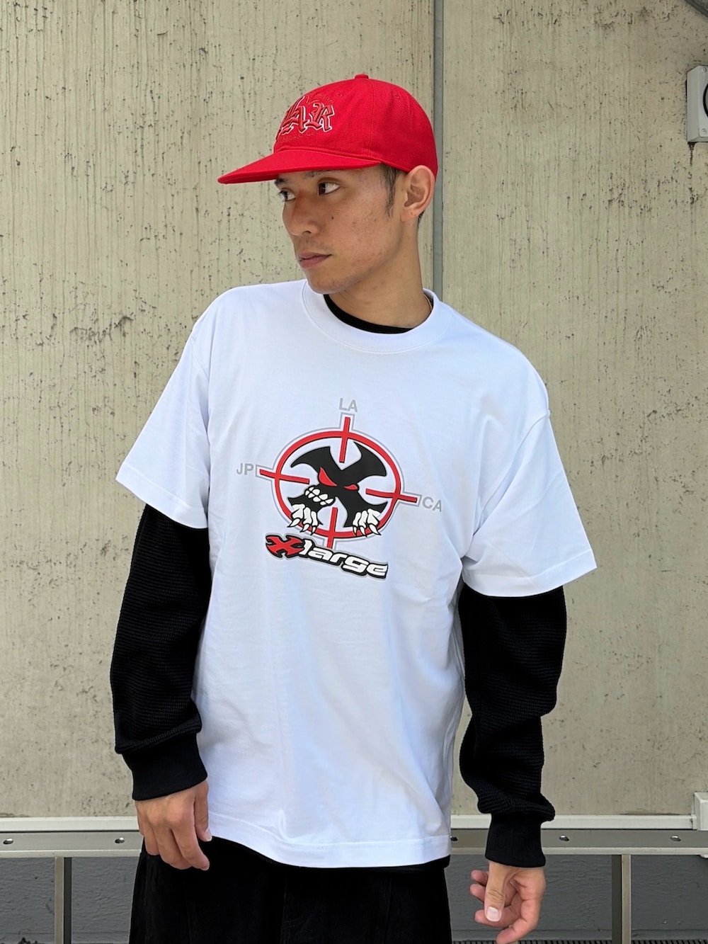 パープル系のTシャツ/カットソー、その他のTシャツ/カットソー、グレー系のその他パンツを着用したメンズの夏コーディネートの7枚目の写真