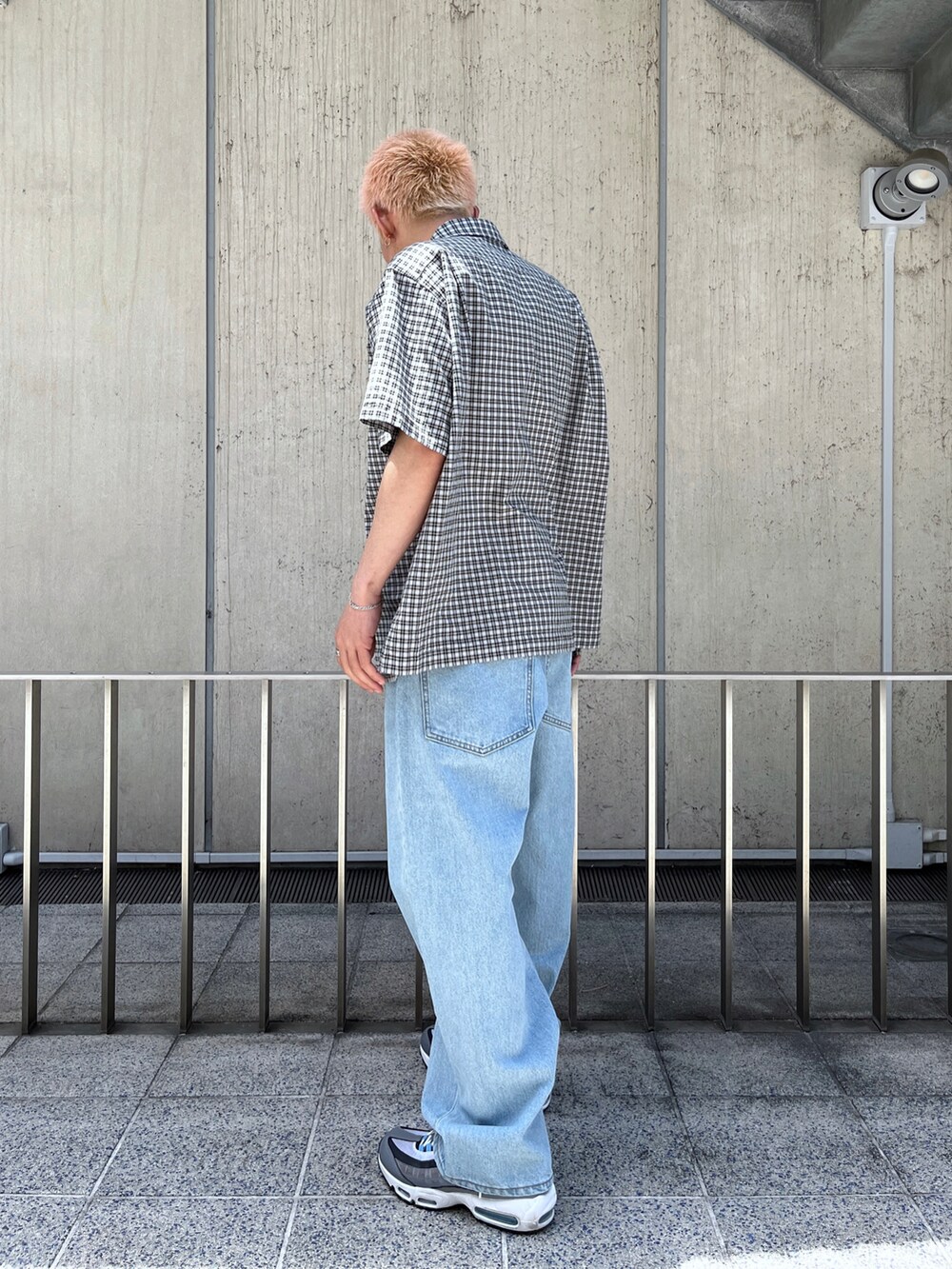 グリーン系のシャツ/ブラウス、ブルー系のデニムパンツを着用したメンズの夏コーディネートの3枚目の写真