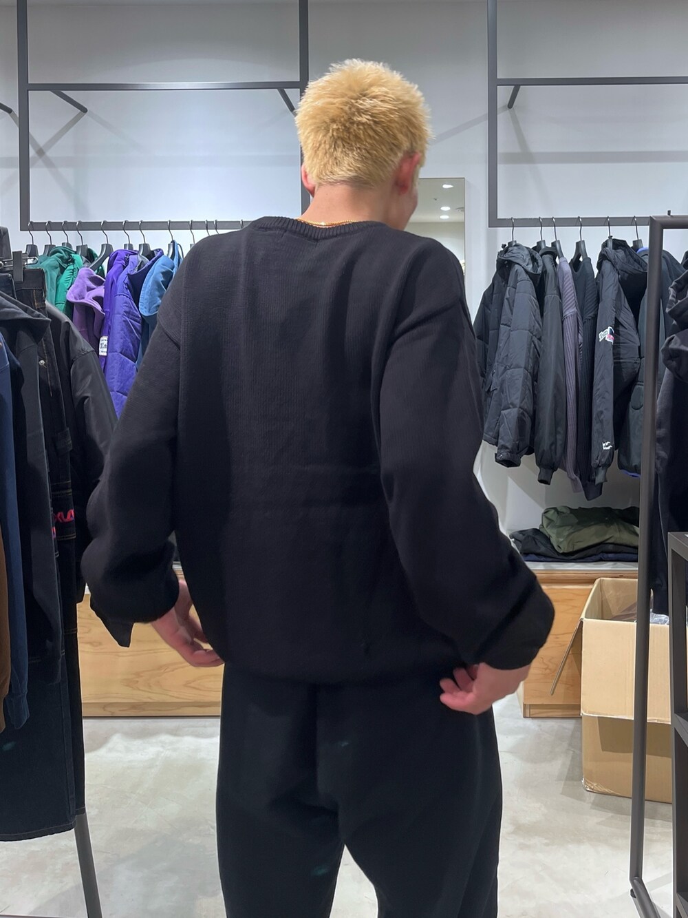 グレー系のスウェットパンツ、ブラック系のニット/セーターを着用したメンズの秋コーディネートの6枚目の写真