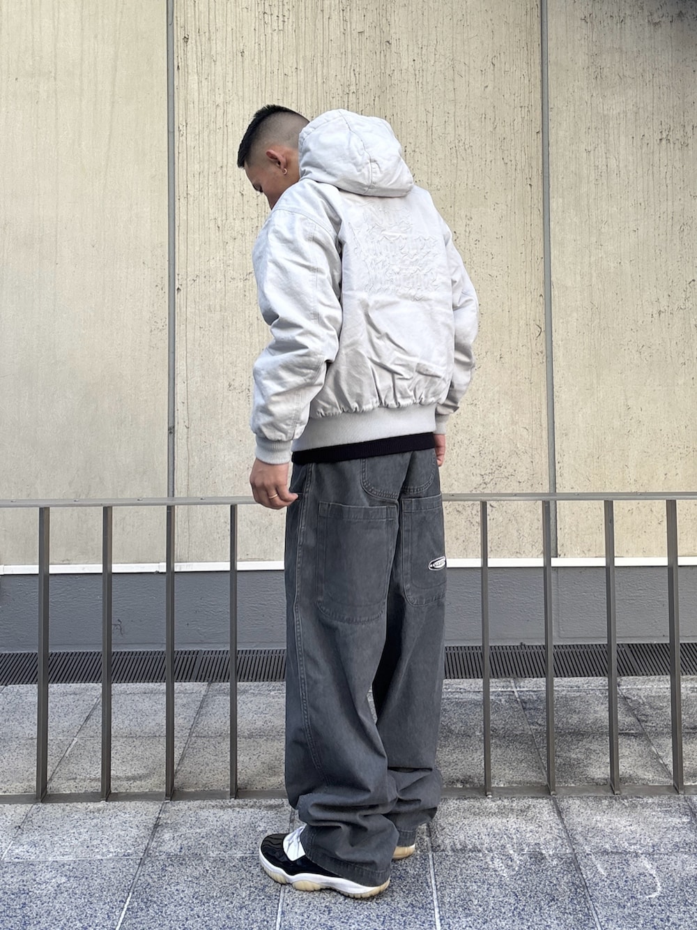 その他のブルゾン、グレー系のその他パンツを着用したメンズの冬コーディネートの6枚目の写真