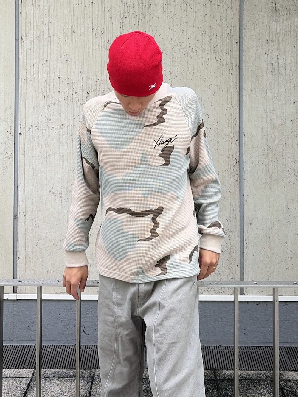 その他のTシャツ/カットソー、グレー系のその他パンツ、レッド系のニットキャップ/ビーニーを着用したメンズの夏コーディネートの7枚目の写真
